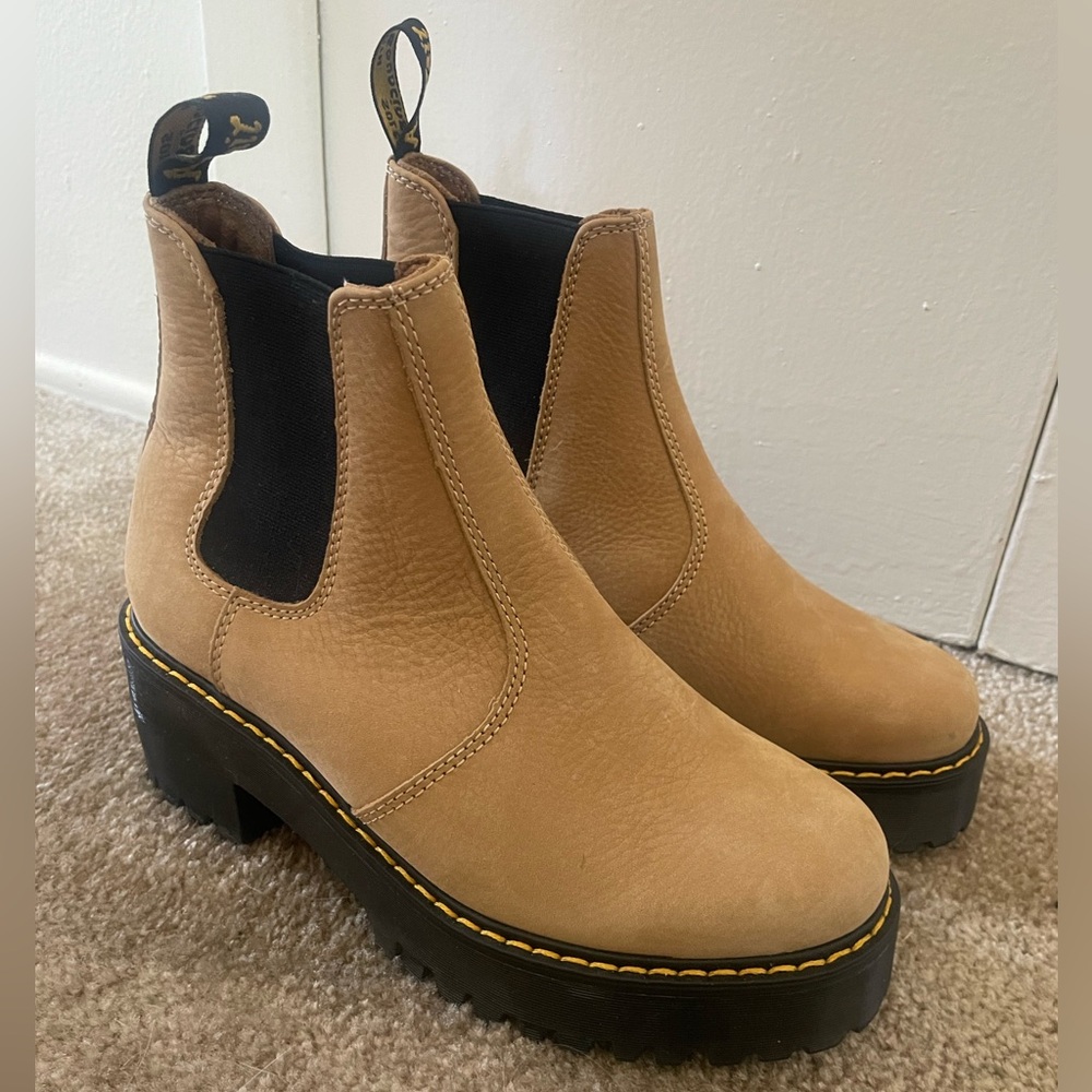 BRAND NEW DOC MARTENS! Tan women’s size 7 leather Chelsea boots